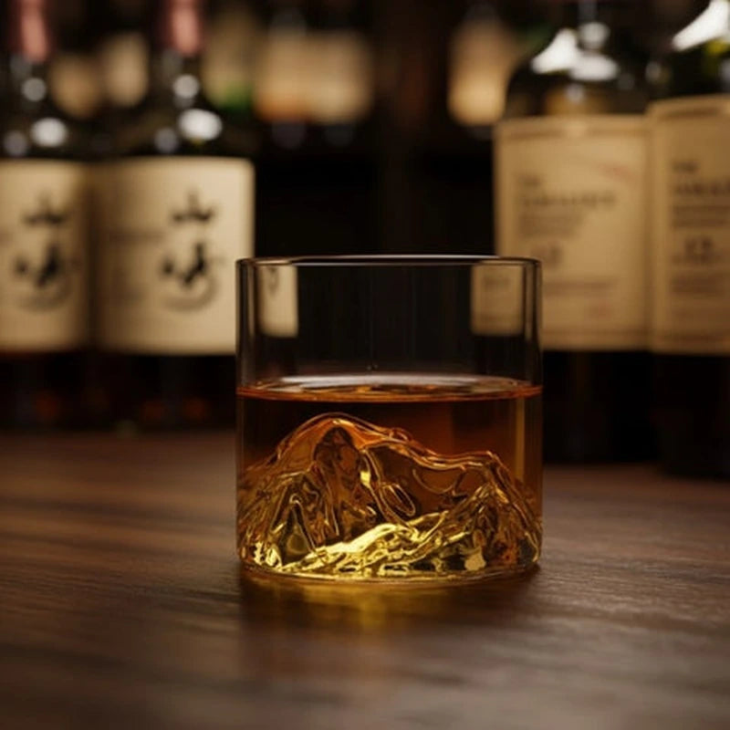 Copo Everest Lumi Homi em bar em casa com whisky