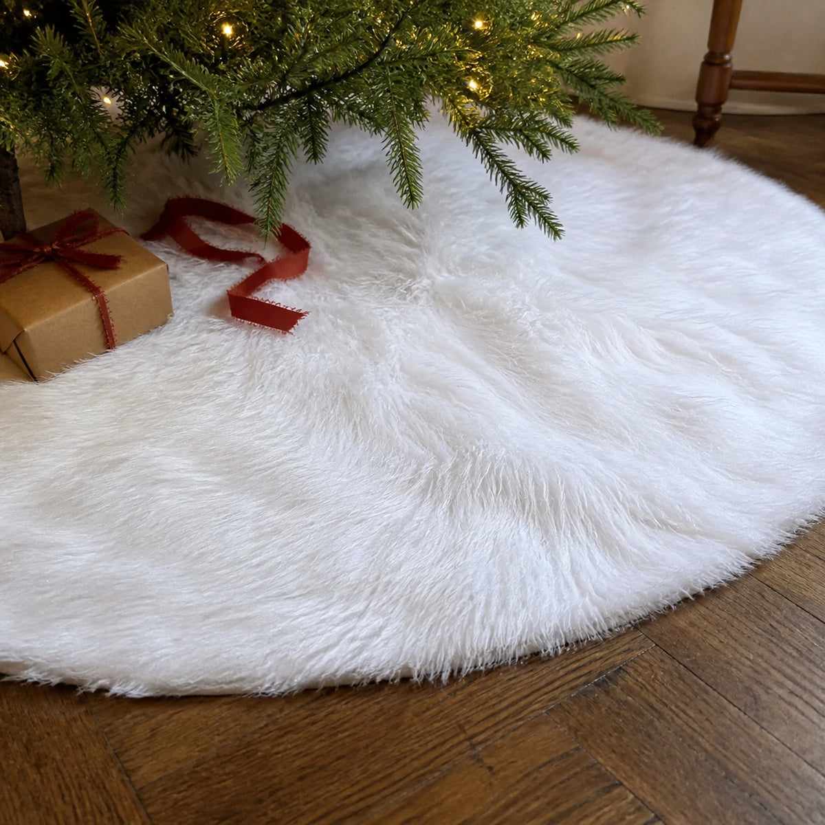 Detalhe da textura da saia para árvore de Natal branca felpuda