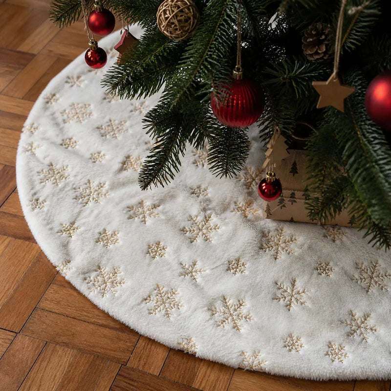 Detalhe da saia para árvore de Natal com flocos dourados sobre piso de madeira