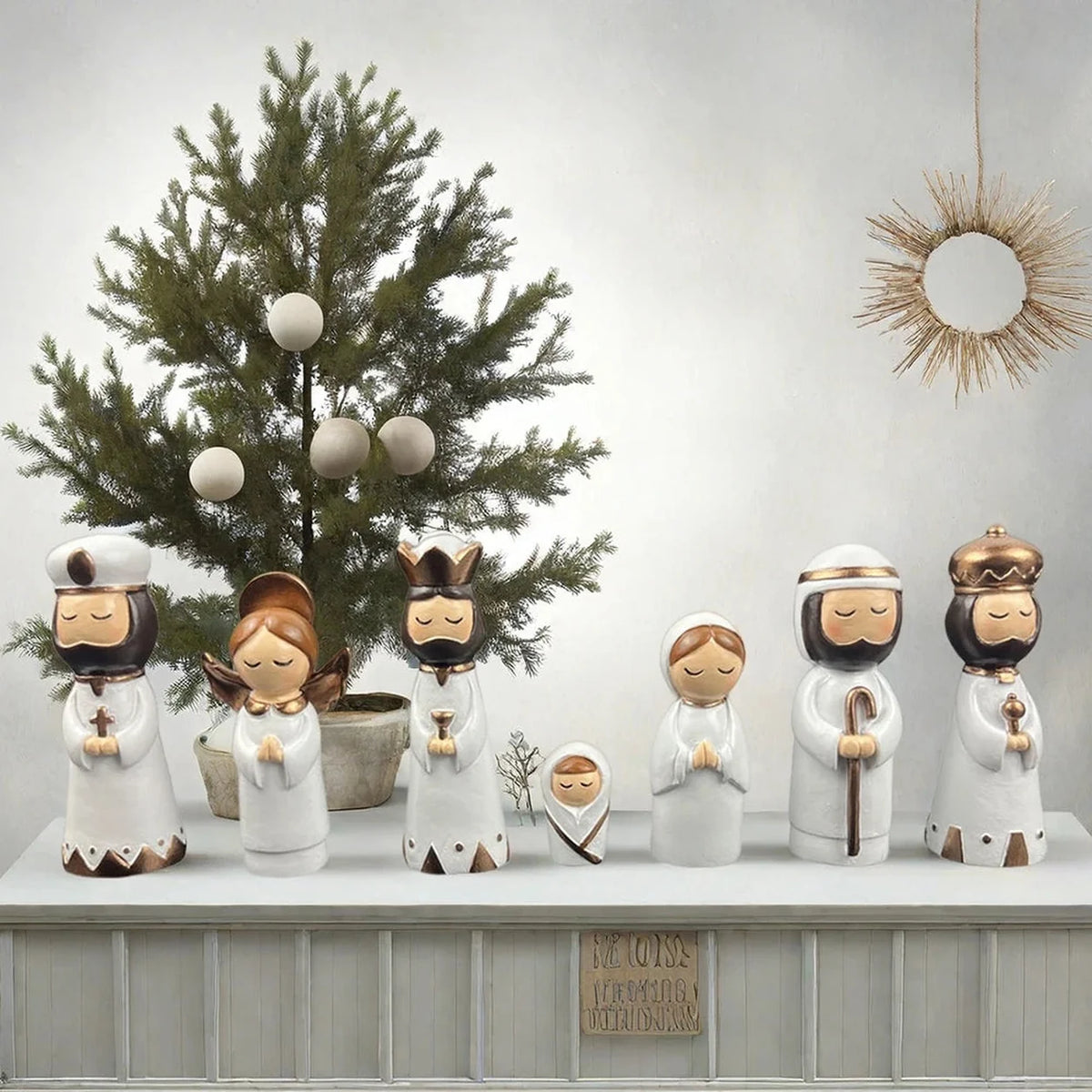 Presépio de Natal Mini com sete figuras organizadas sobre aparador