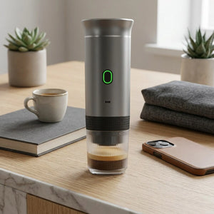 Cafeteira portatil cinza em rotina de cafe e portabilidade