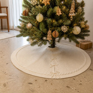 Saia para árvore de Natal tricotada branca em sala clara