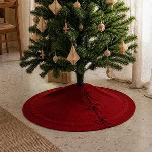 Saia para árvore de Natal tricotada vermelha em sala clara