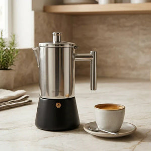 Cafe moka pronto ao lado da cafeteira italiana Capri