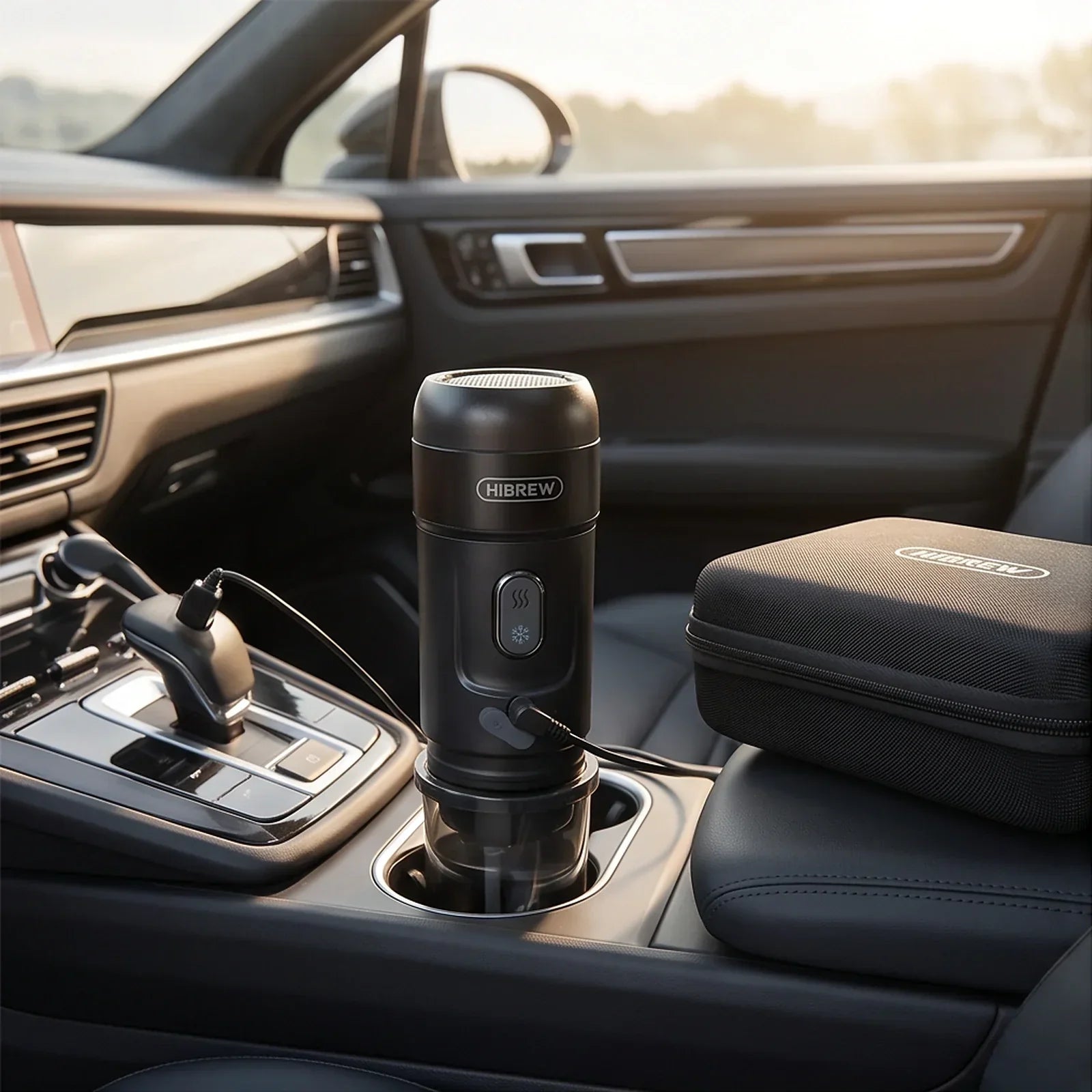Cafeteira portatil HiBREW em cenario de carro com alimentacao 12V