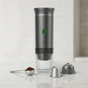Cafeteira portatil 3 em 1 cinza com cafe moido e capsulas