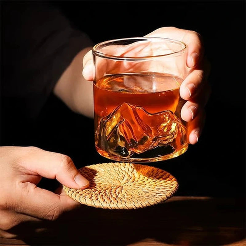 Copo de Whisky Cristal Everest em escala na mao