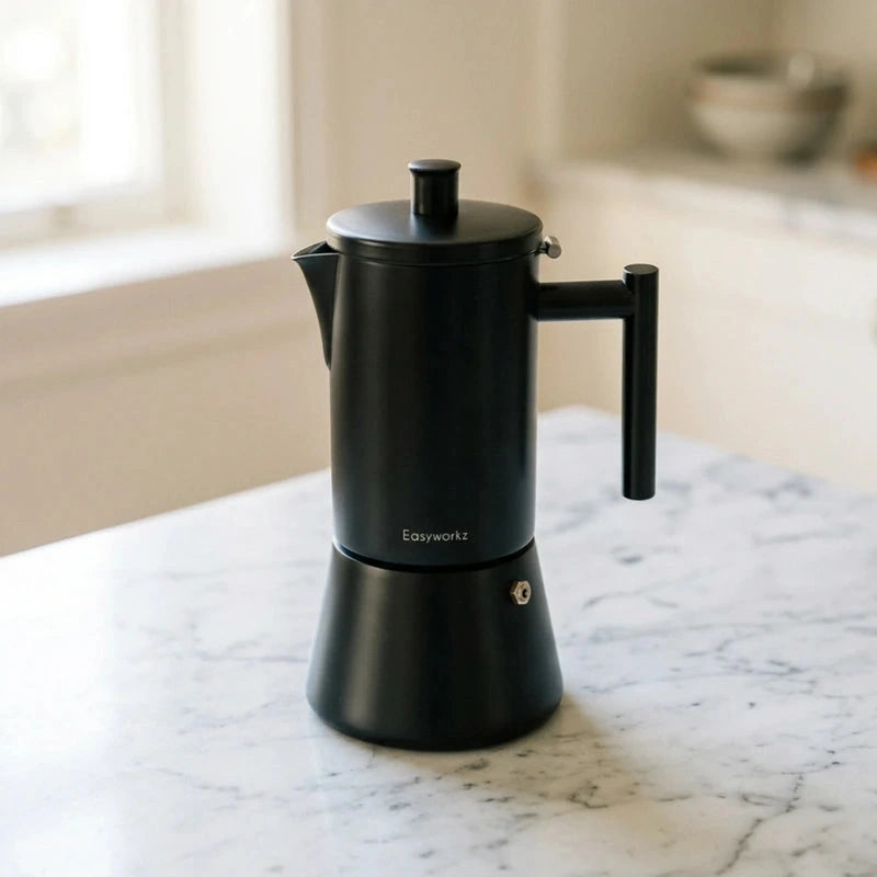 Cafeteira italiana Pisa preta sobre bancada clara