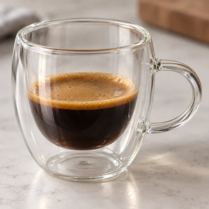 Detalhe da parede dupla de vidro, borda e união da alça em xícara com espresso