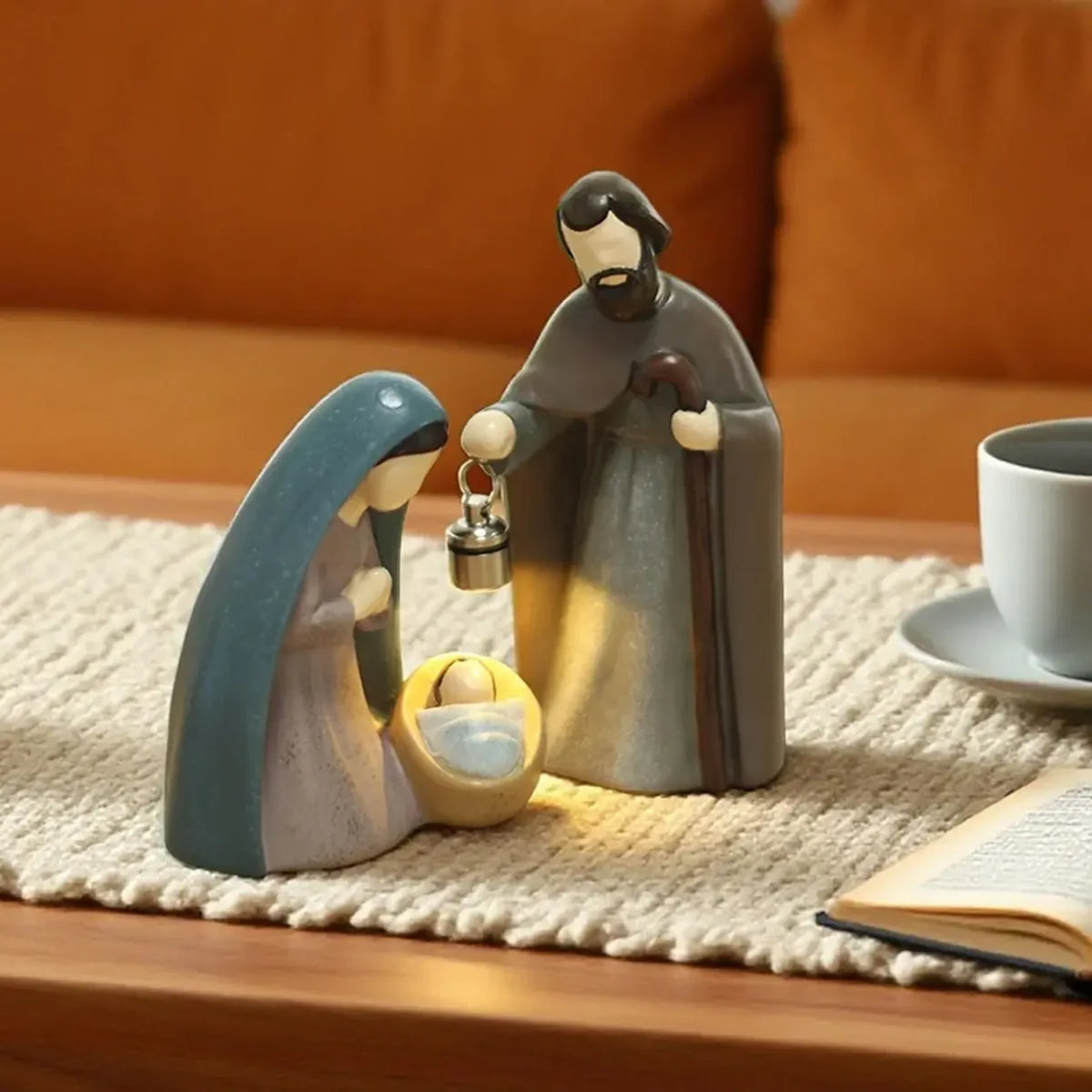 Maria, Menino Jesus e José em uma cena compacta