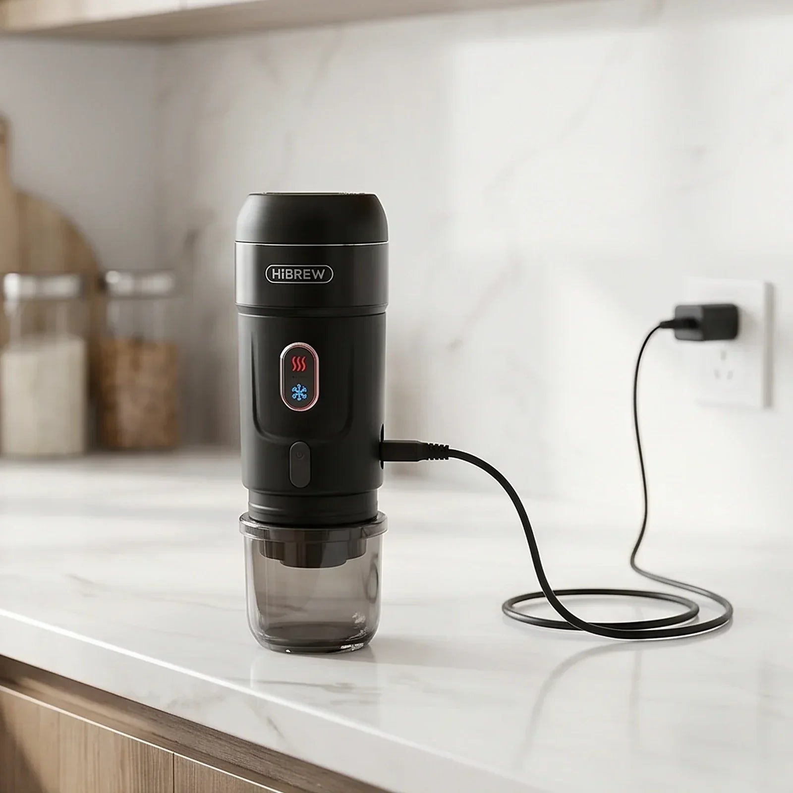 Cafeteira portatil HiBREW com detalhe de energia conectada