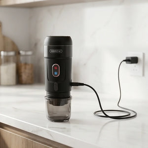 Cafeteira portatil HiBREW com detalhe de energia conectada