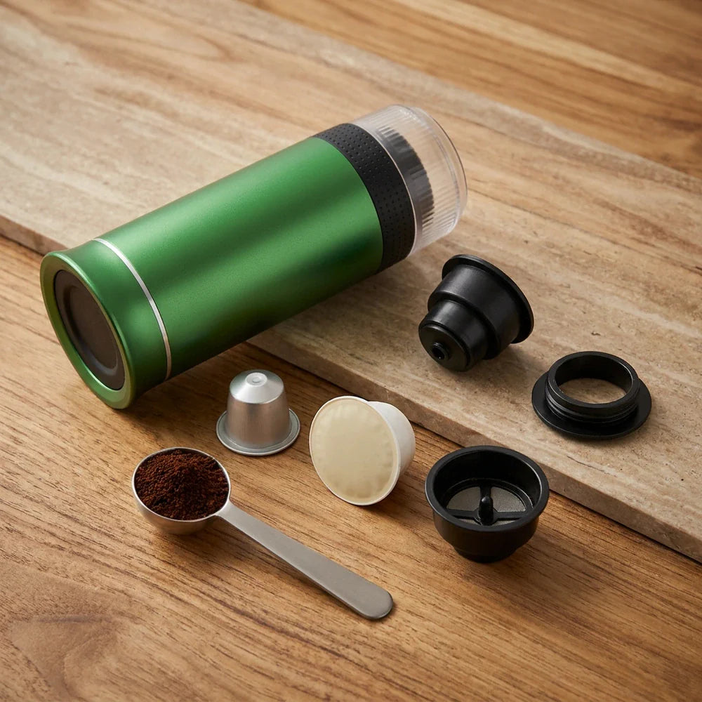 Cafeteira portatil verde com cafe moido e capsulas compativeis