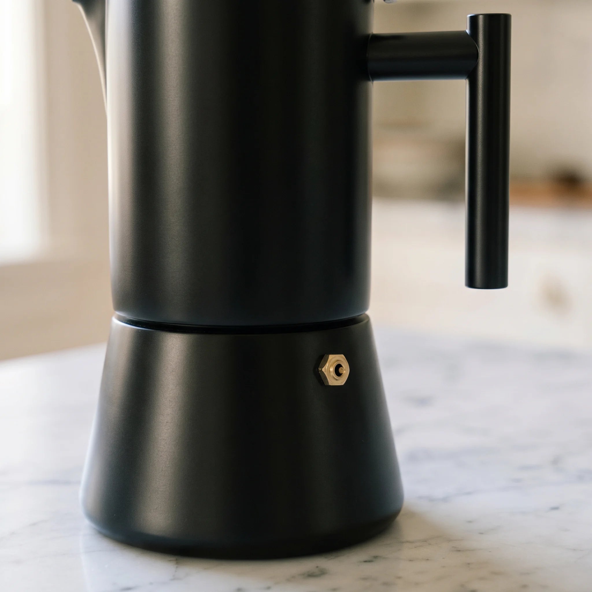 Detalhe do acabamento preto, alca reta e valvula da cafeteira Pisa