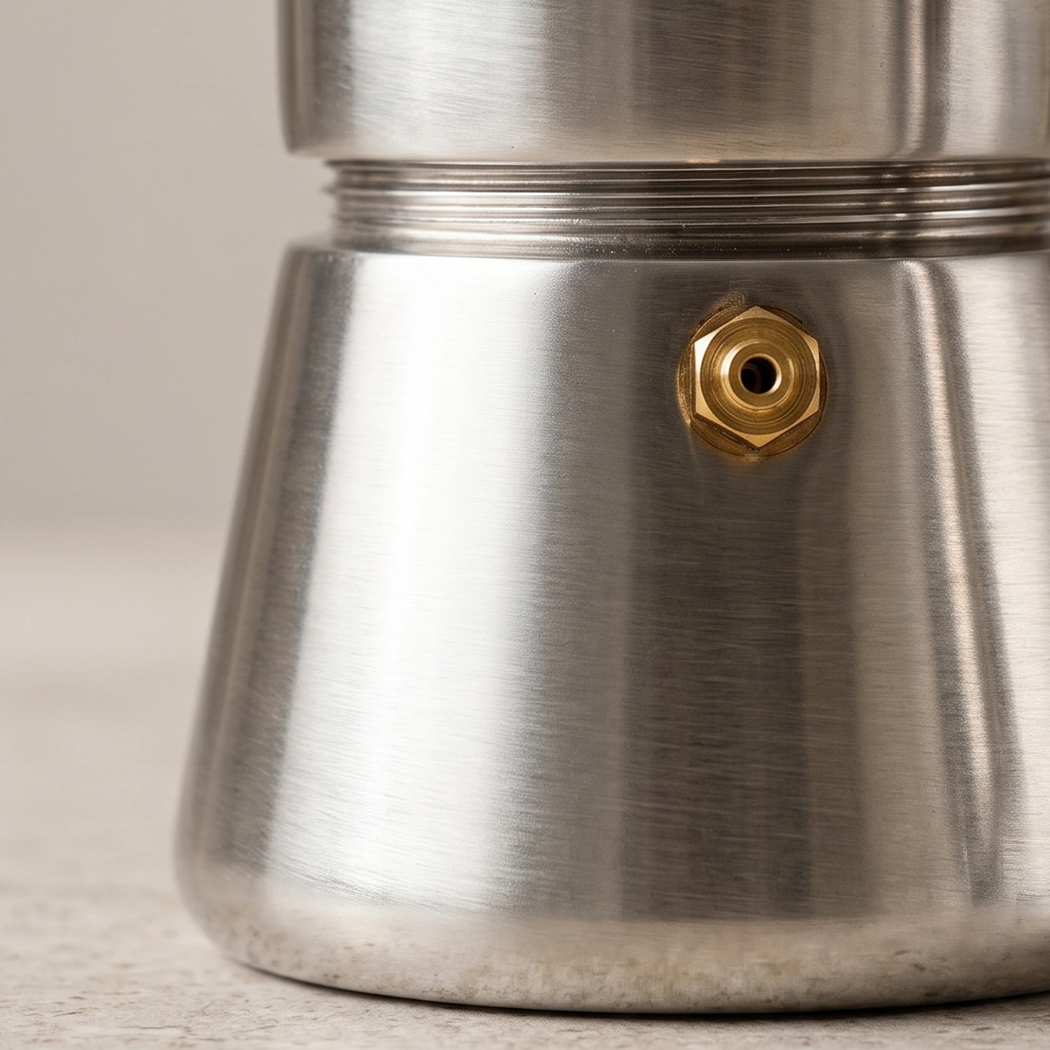 Detalhe da valvula, rosca e acabamento inox da cafeteira Amalfi