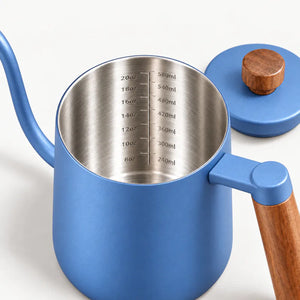 Interior em aço inox com escala de 240 a 580 mL da Chaleira Zurich Azul