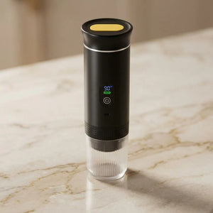 Detalhe do visor LED e topo amarelo da cafeteira portatil preta com visor