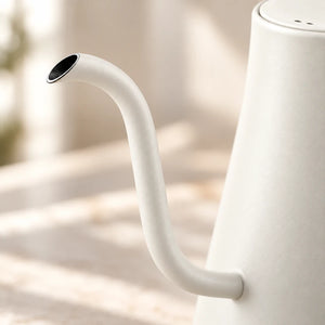 Detalhe do bico de ganso branco da chaleira elétrica Veneza
