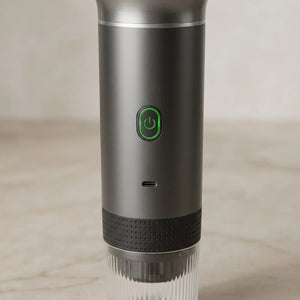 Detalhe da cafeteira portatil cinza com botao verde e USB-C