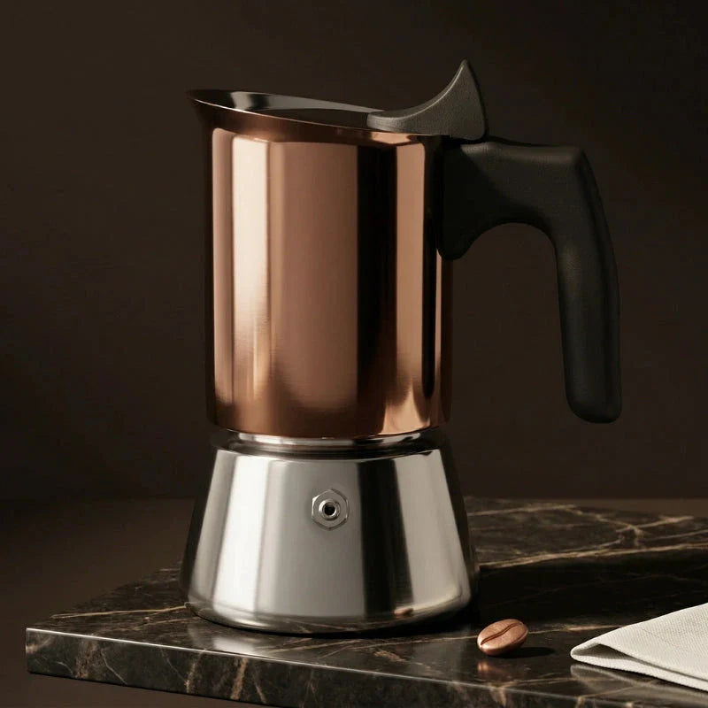 Cafeteira italiana Palermo em inox sobre bancada escura