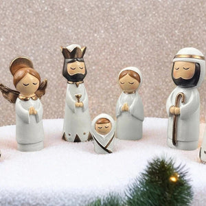 Detalhe do acabamento branco, dourado e marrom das figuras em resina
