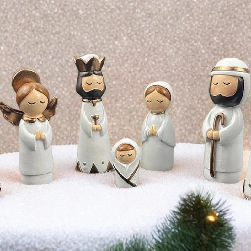 Detalhe do acabamento branco, dourado e marrom das figuras em resina