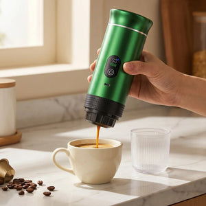 Cafeteira portátil verde servindo espresso com copo inferior removido