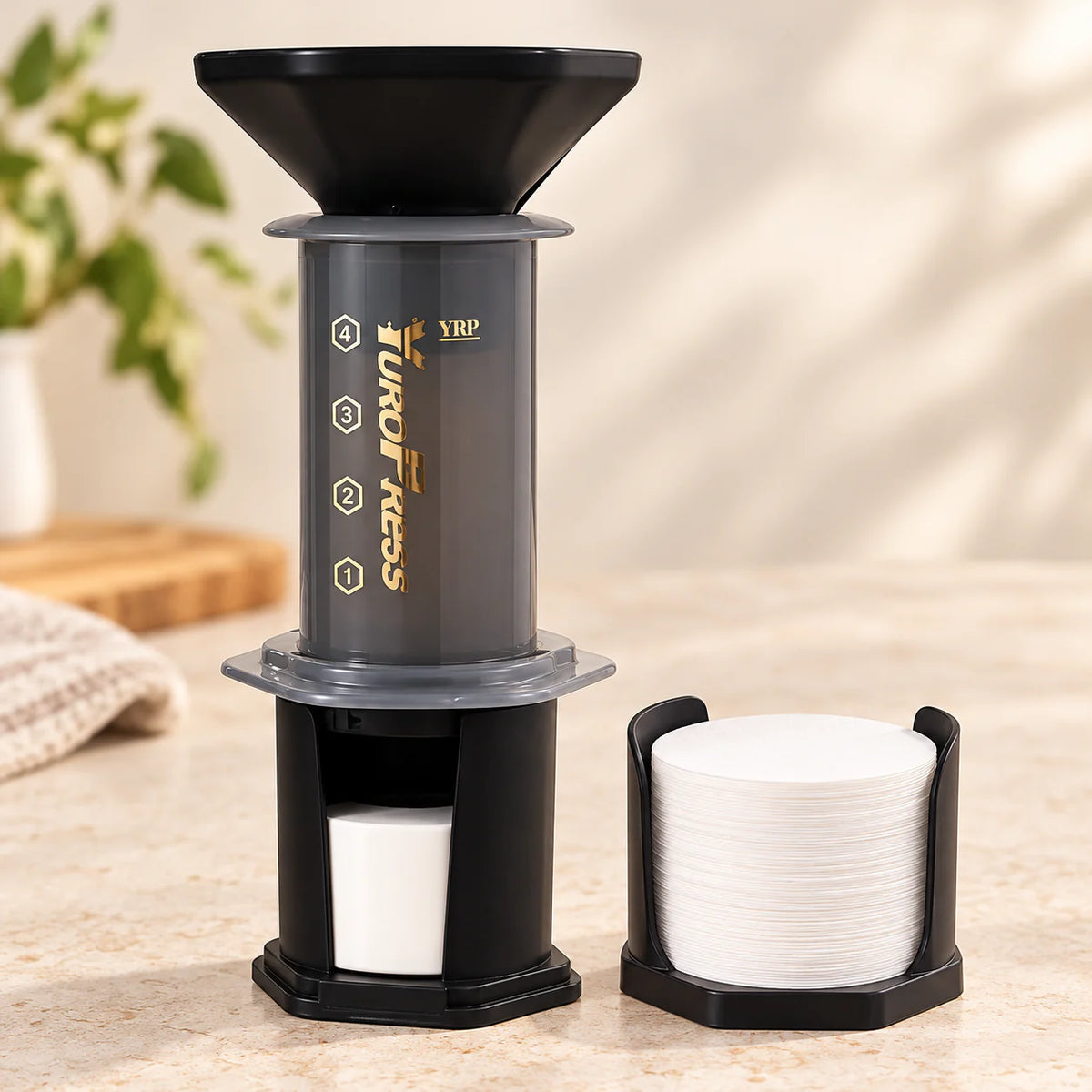 Aeropress Cafeteira YuroPress Cinza ao lado do porta-filtros e filtros de papel de 64 mm