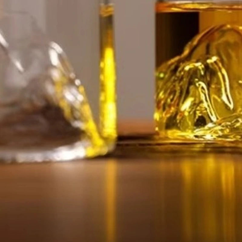 Detalhe do relevo Everest em copos de whisky Lumi Homi
