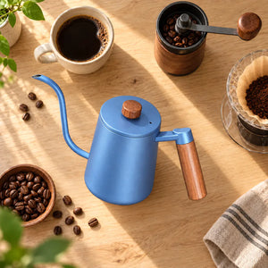 Chaleira Bico de Ganso Inox Azul Zurich em estação de café vista de cima