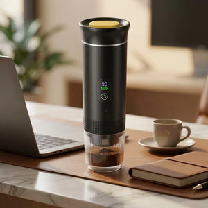 Cafeteira portatil preta com visor em rotina de escritorio e viagem