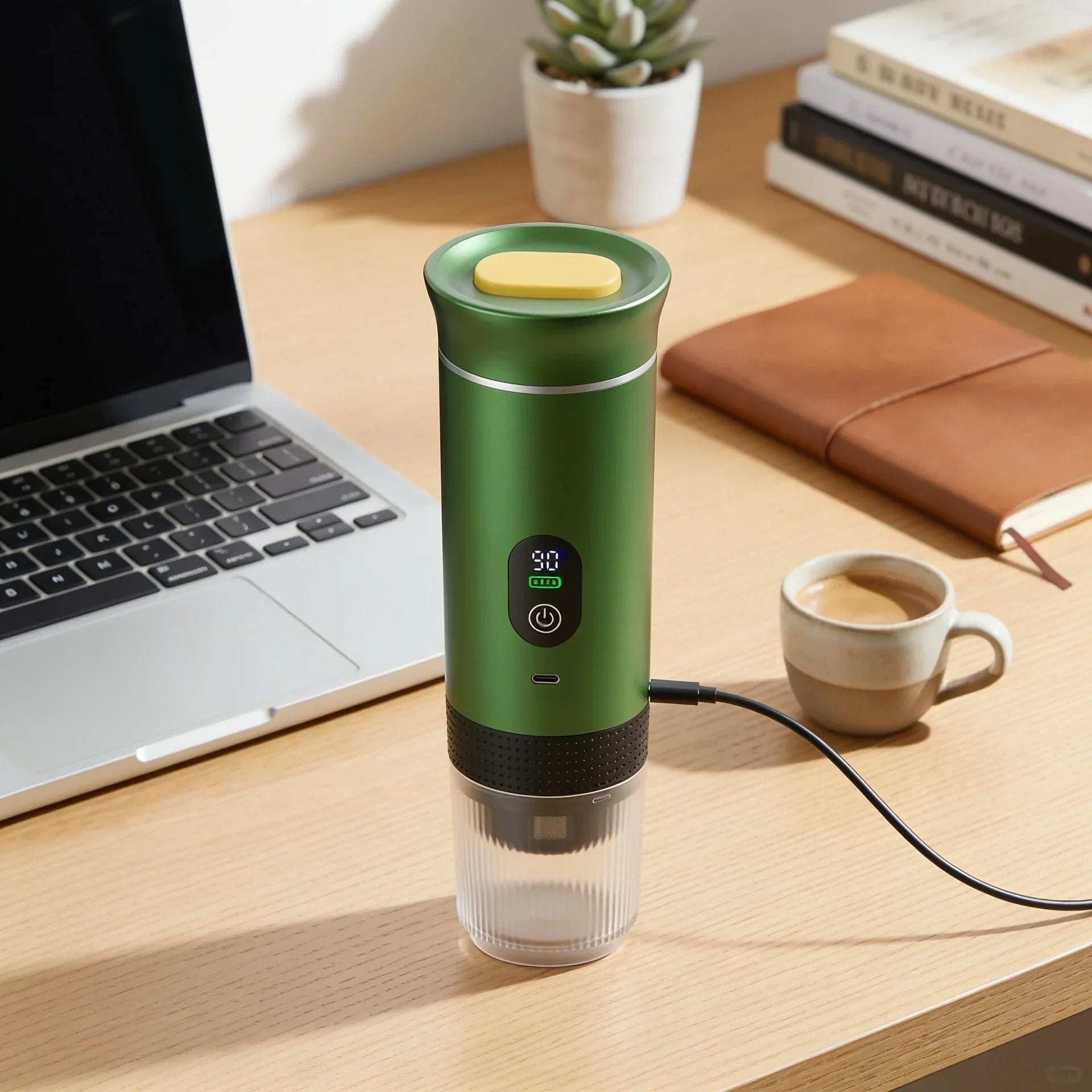 Cafeteira portátil verde com visor em escritório e topo amarelo
