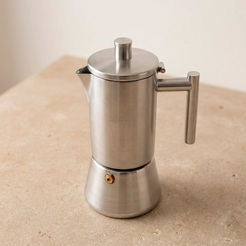 Cafeteira italiana inox Amalfi em bancada de cozinha premium