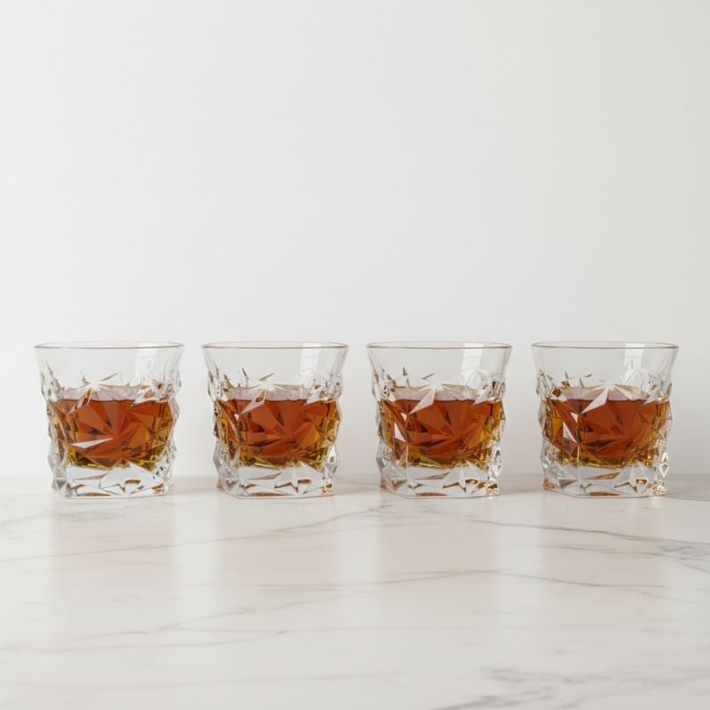 Kit com 4 copos de whisky cristal Diamond Lumi Homi com bebida ambar