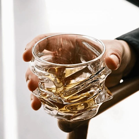 Copo de Whisky Japonês Kyoto em escala na mão com base facetada