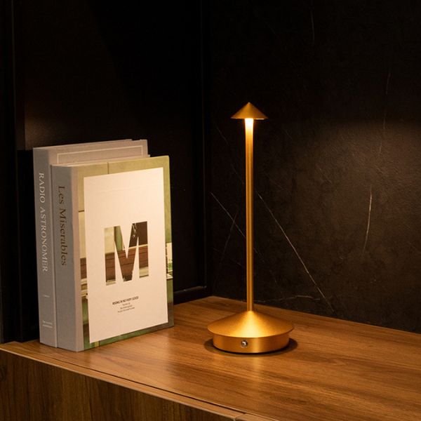 Luminaria-de-Mesa-em-Led-Recarregavel-Dourada-Modelo-Vellum-01