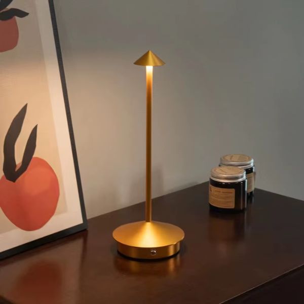 Luminaria-de-Mesa-em-Led-Recarregavel-Dourada-Modelo-Vellum-05