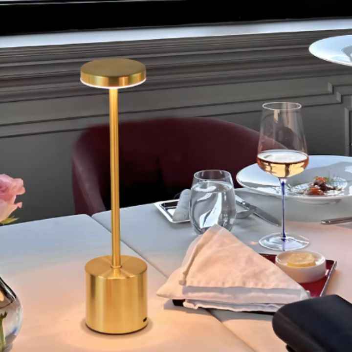 Luminária de Mesa em Led Recarregável Dourada Modelo Orbi