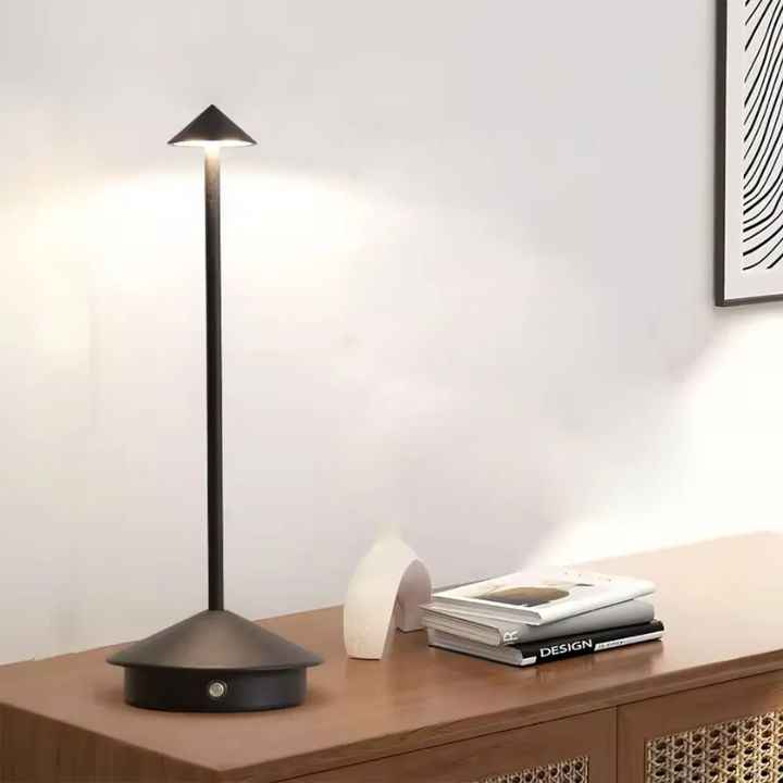 Luminária de Mesa em Led Recarregável Preta Modelo Vellum