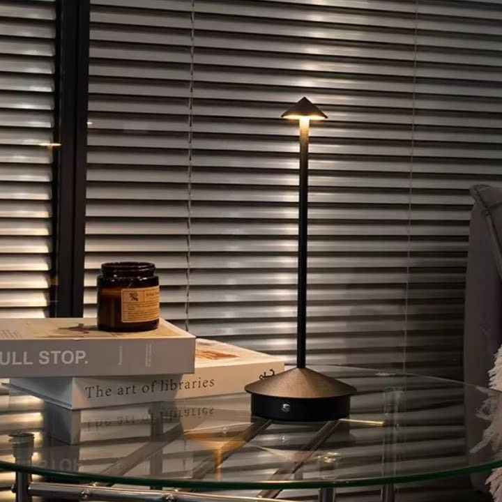 Luminária de Mesa em Led Recarregável Preta Modelo Vellum