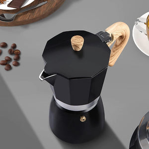 Detalhe da alça de madeira da cafeteira italiana Torino Lumi Homi