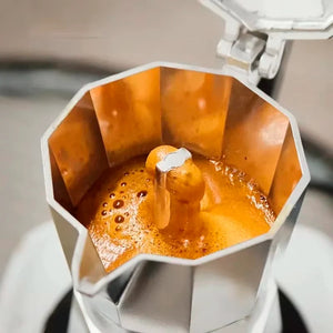 Café subindo na cafeteira italiana moka Napoli durante o preparo