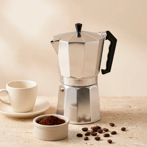 Cafeteira italiana Napoli 300 ml com xícara e café moído para escala