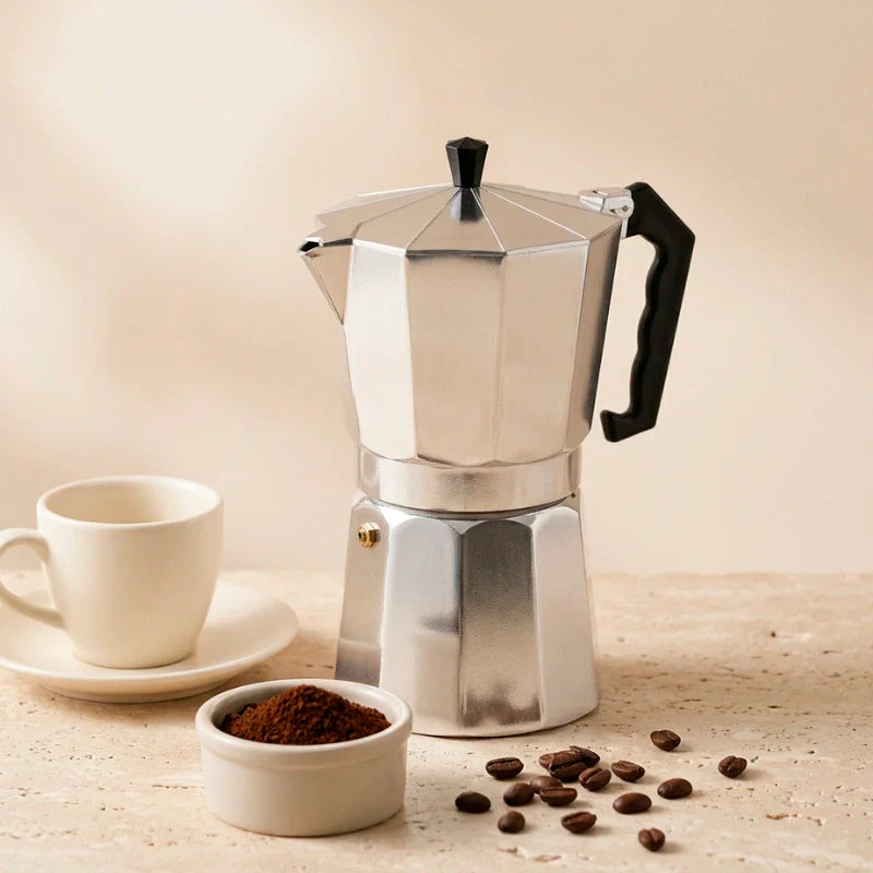 Cafeteira italiana Napoli 300 ml com xícara e café moído para escala