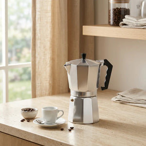 Cafeteira italiana Napoli em bancada clara com xícara de café