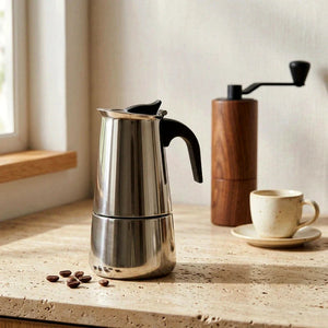 Cafeteira italiana inox Bari em bancada premium com moedor e xícara