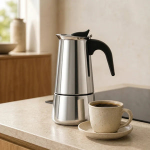 Cafeteira italiana Bari com café pronto ao lado de xícara