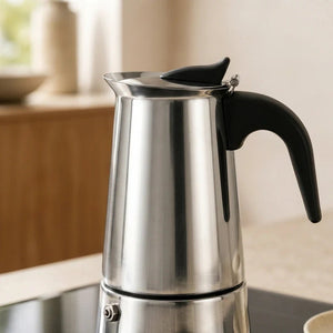 Close do acabamento em aço inox da cafeteira italiana Bari