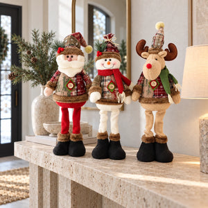 Papai Noel, Boneco de Neve e Rena decorativos em console de hall com luz natural
