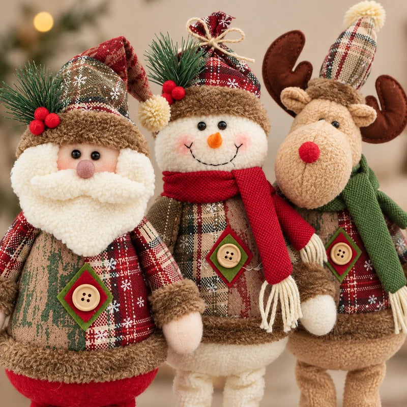 Detalhes felpudos e tecidos estampados dos três bonecos de Natal